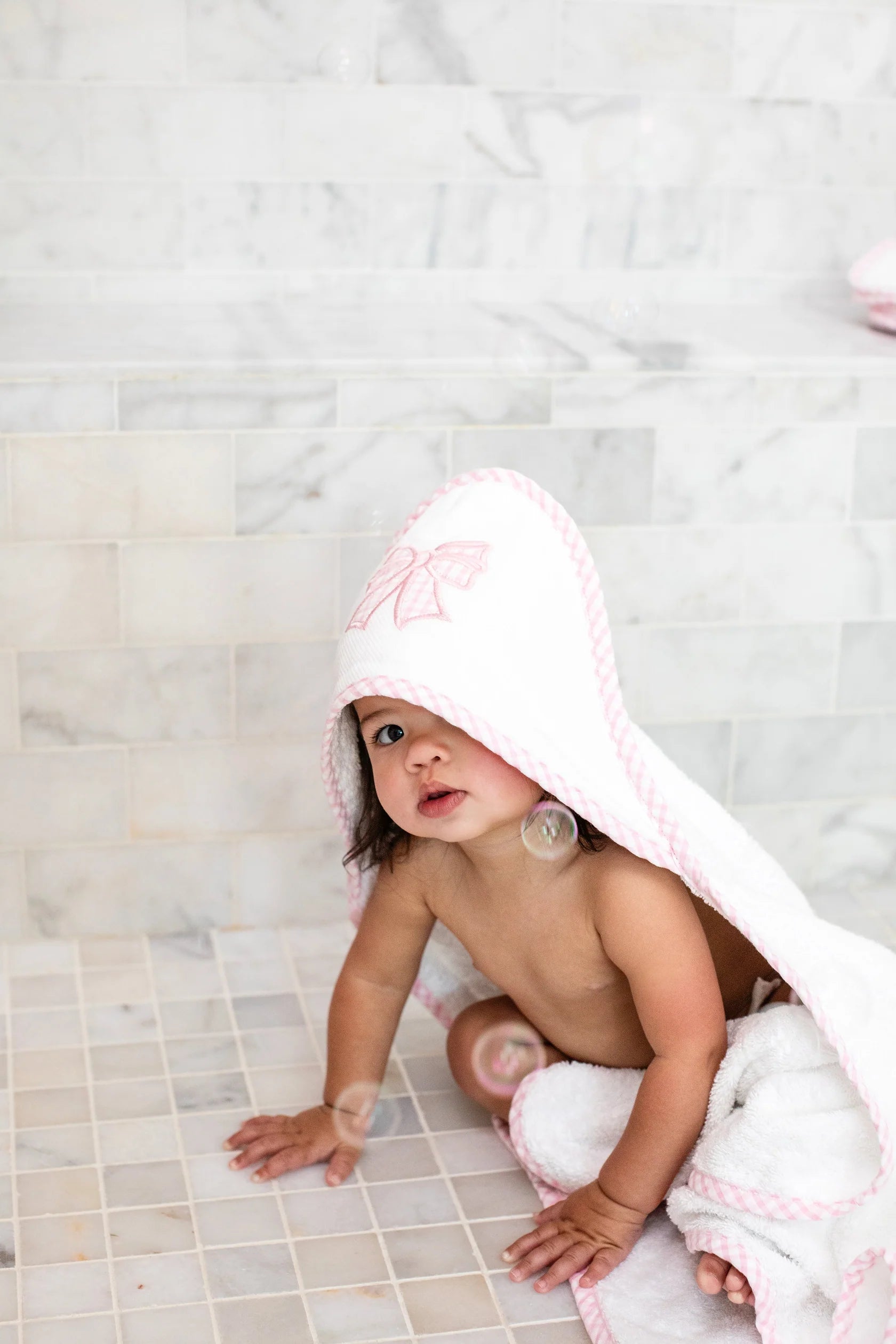 Hooded Towel + Washcloth Gift Set: Bow Applique with Pink Seersucker Trim