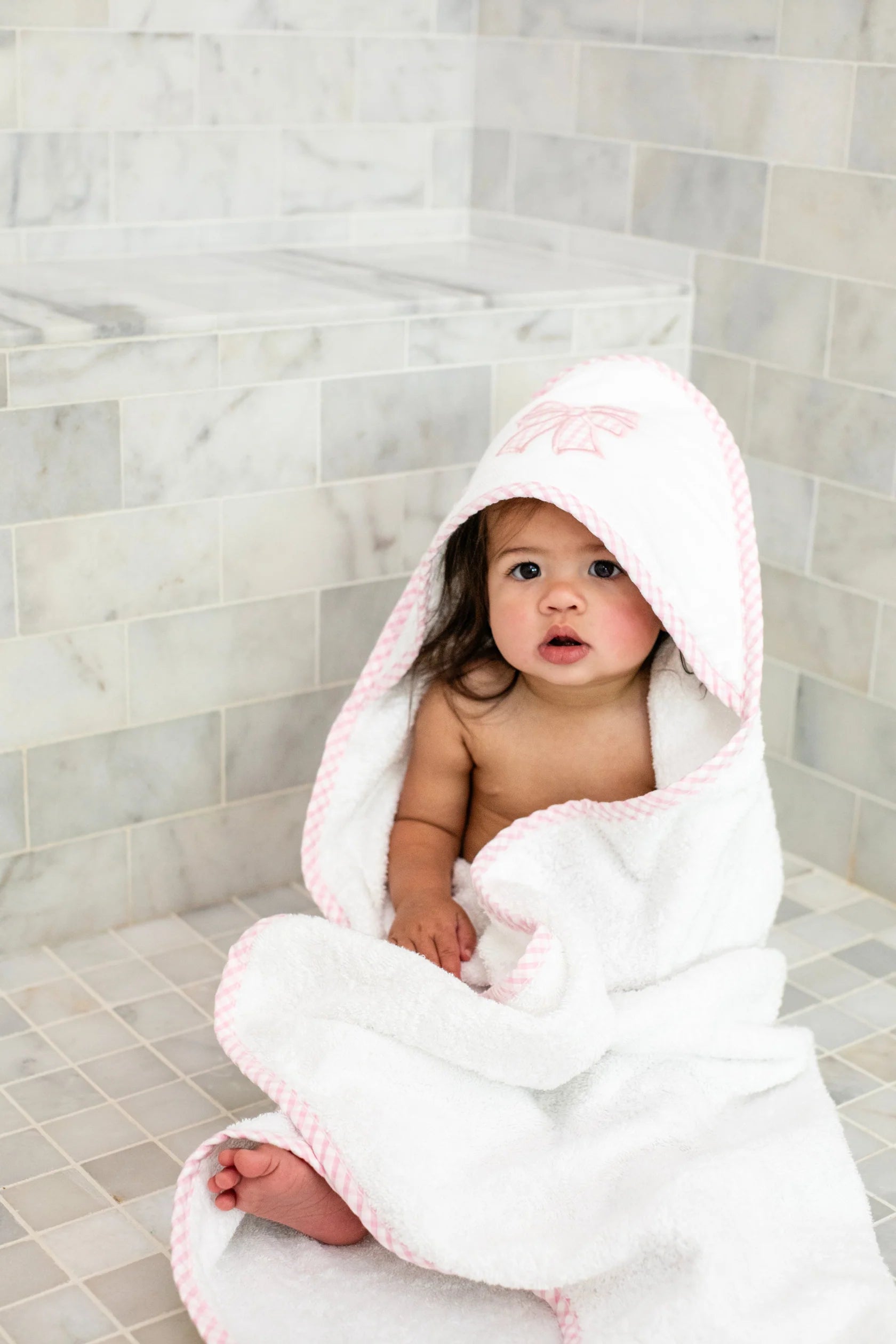 Hooded Towel + Washcloth Gift Set: Bow Applique with Pink Seersucker Trim